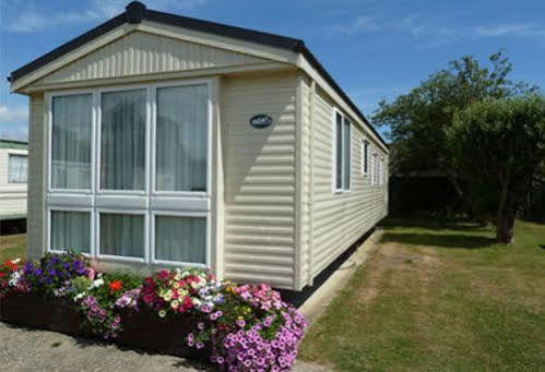 Copthorne Caravans Hotel Merston Exterior photo