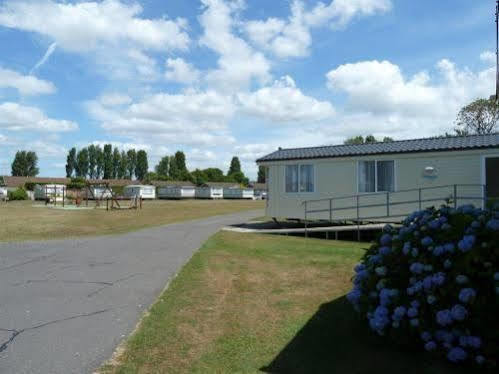 Copthorne Caravans Hotel Merston Exterior photo