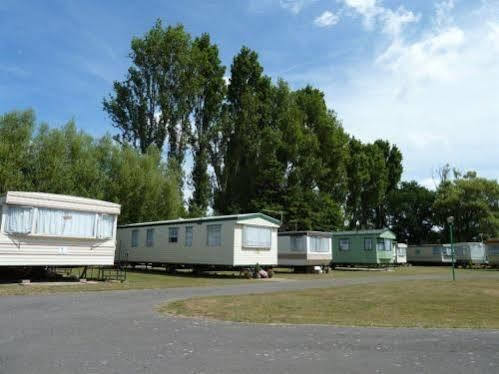 Copthorne Caravans Hotel Merston Exterior photo